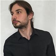 Plurilaureato in una delle migliori università inglesi, impartisce lezioni di inglese